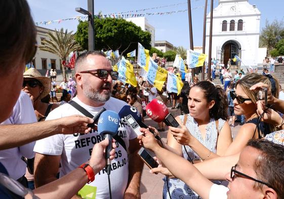 Rafael Giráldez, vicepresidente de la plataforma Salvar el Oliva Beach, en la manifestación de los trabajadores en Puerto del Rosario en 2022.