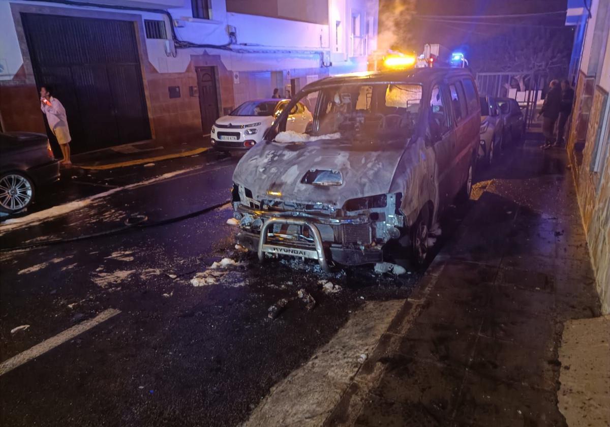 Arden varios vehículos y parte de una vivienda en Arrecife