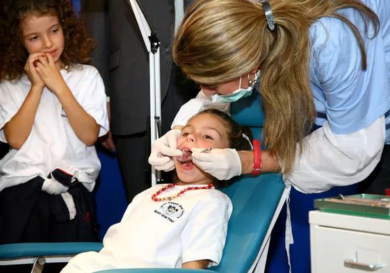 Imagen de archivo de una escolar canaria en una revisión bucodental.