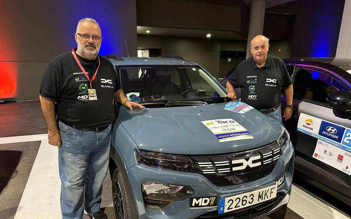 Juan Carlos de Flipe y Teodoro Vega, con el Dacia.