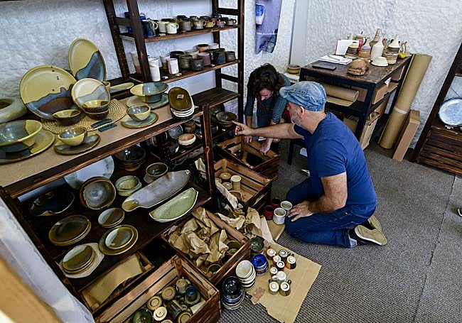 68 artesanos de 16 municipios participan en la feria, que acaba este domingo.