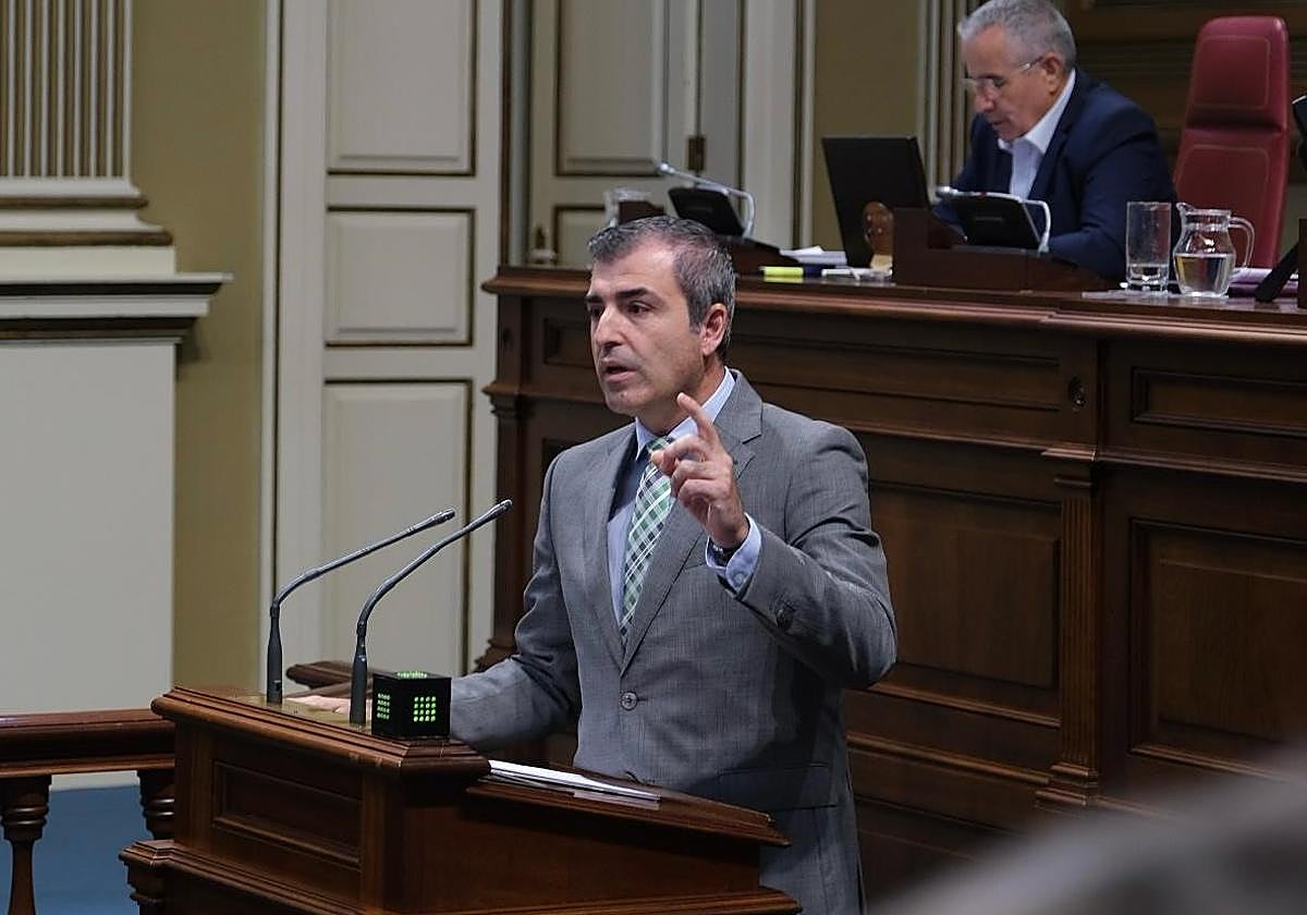 El consejero de Economía, Manuel Domínguez, durante su intervencion en el pleno de esta semana.