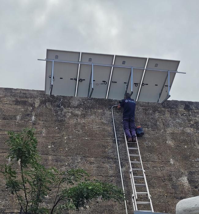 Instalación de paneles fotovoltaicos para una impulsión de aguas.