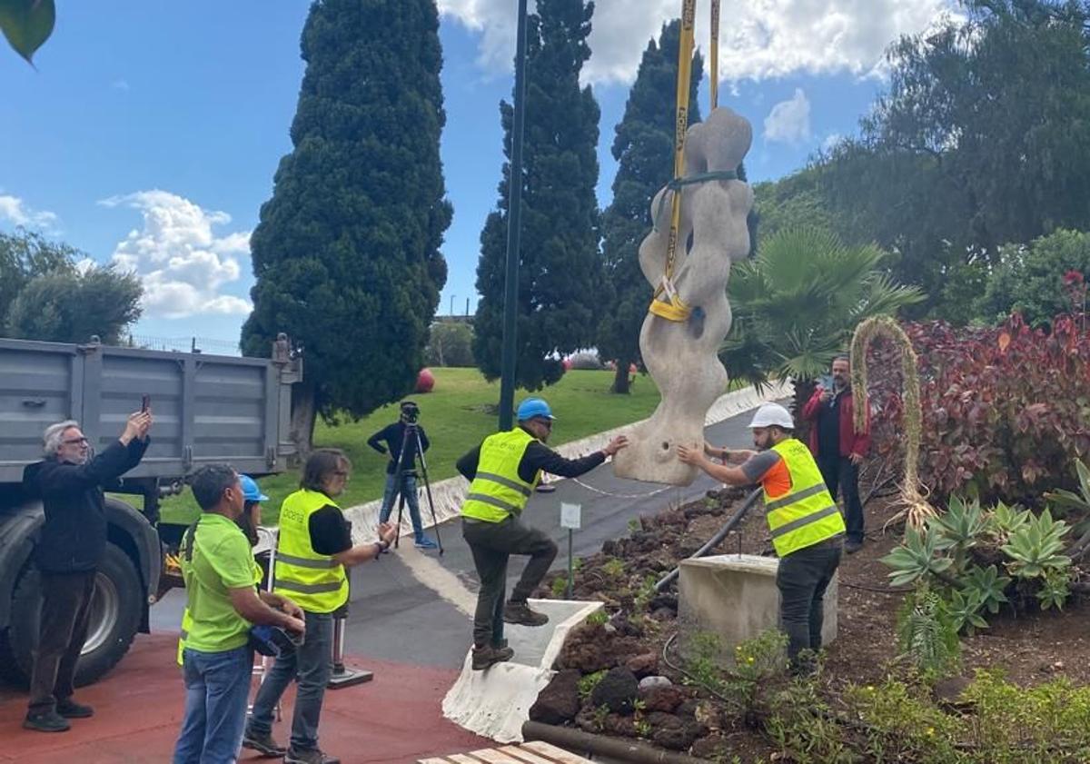 Imagen principal - La escultura de Plácido Fleitas vuelve al parque de San Juan de Telde