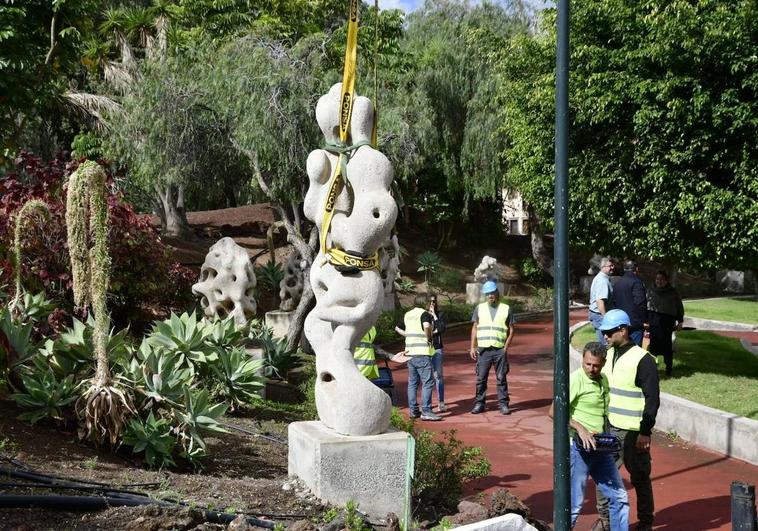 Imagen de los restauradores devolviendo la escultura de Plácido Fleitas al parque de San Juan