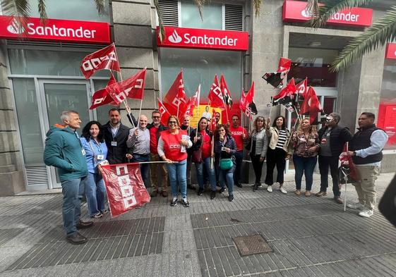 Imagen de los sindicalistas en huelga frente al banco.
