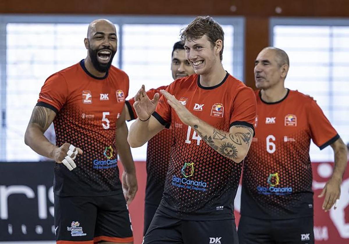 La plantilla del CV San Roque celebra un punto en su último partido.