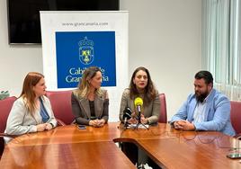 Vidina Cabrera y María Fernández junto a representantes del colectivo 'kmxsonrisas'.