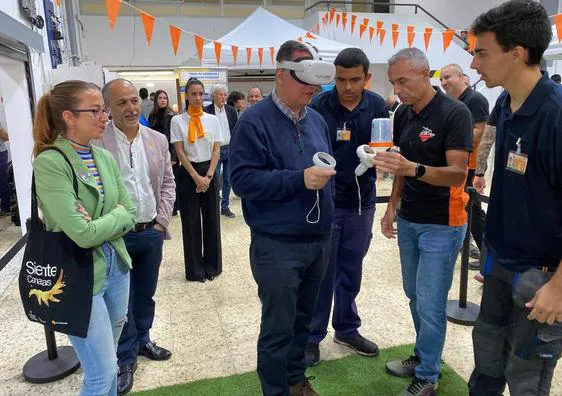 Momento de la visita del consejero de Poli Suárez y Olaia Morán al CIFP Cruz de Piedra.