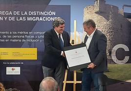 Rafael Hernández recibe un reconocimiento de manos del ministro Escrivá.