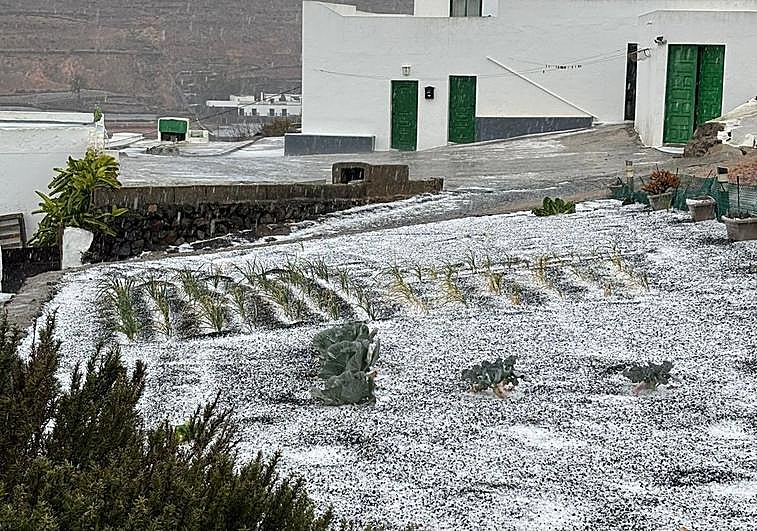 Este sábado granizó en San Bartolomé (Lanzarote) y otros puntos de Canarias.