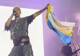 Tiago PZK, con la bandera de Canarias.