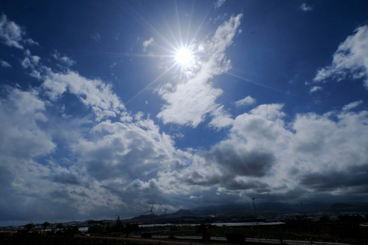 El rastro de nubes deja paso algún rayo de sol este domingo.