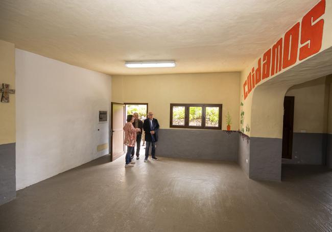 Nieves Ramos, Carmelo Ramírez y Antonio Molares, durante la visita al convento.