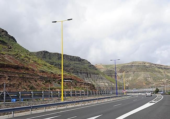 Farolas amarillas y azules situadas en la autovía del Norte (GC-2).