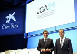 El presidente de CaixaBank, José Ignacio Goirigolzarri, y el consejero delegado, Gonzalo Gortázar, en la Junta General Ordinaria de Accionistas