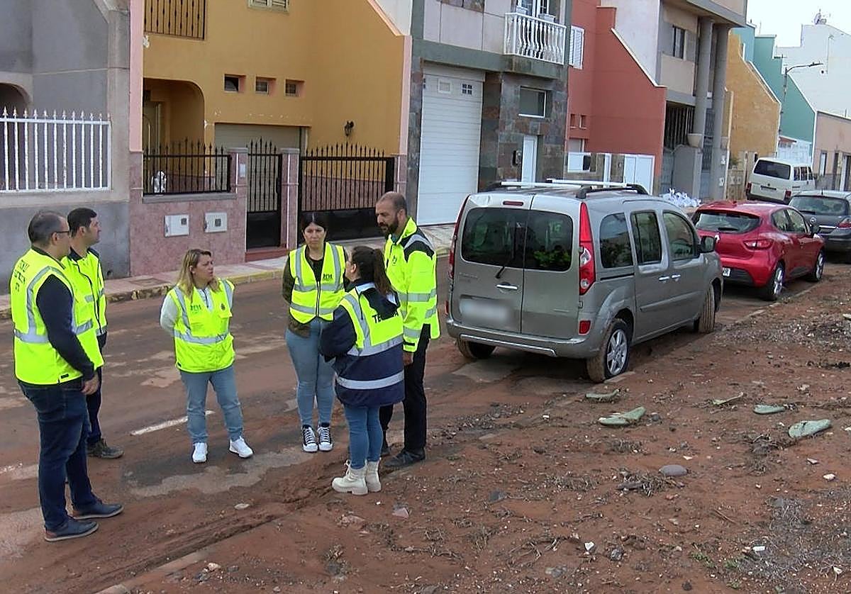 Visita a los barrios de Ingenio para evaluar el estado de las calles tras el paso de la DANA.