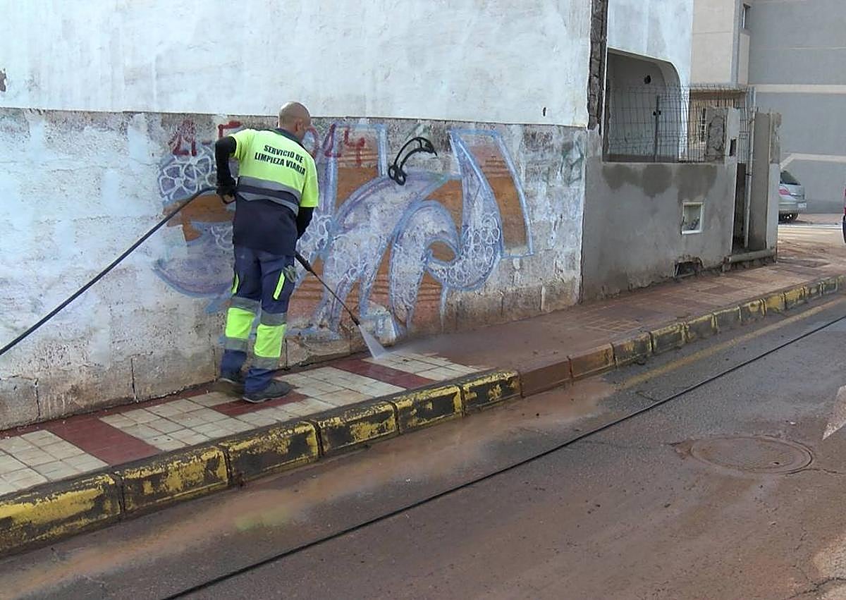 Imagen secundaria 1 - La DANA deja inundaciones y acumulación de barro en Las Majoreras, Las Puntillas y El Burrero