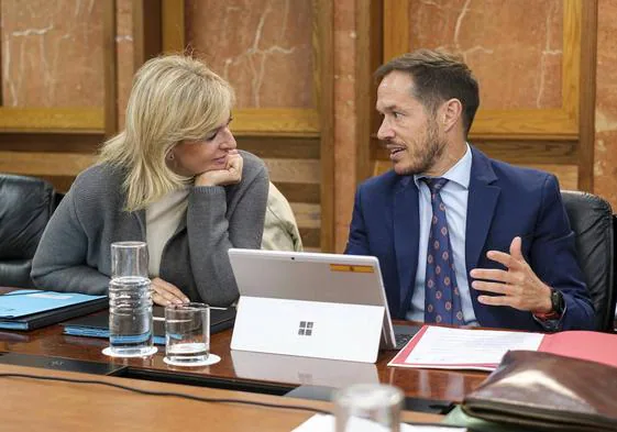 El consejero de Transición Ecológica, Mariano Zapata, junto a la consejera de Sanidad, Esther Monzón, durante el Consejo de Gobierno.