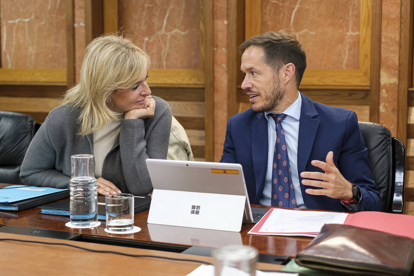 El consejero de Transición Ecológica, Mariano Zapata, junto a la consejera de Sanidad, Esther Monzón, durante el Consejo de Gobierno.