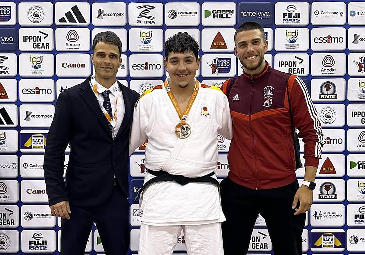 Alejandro Rojas, orgulloso con la presea obtenida en Portugal.