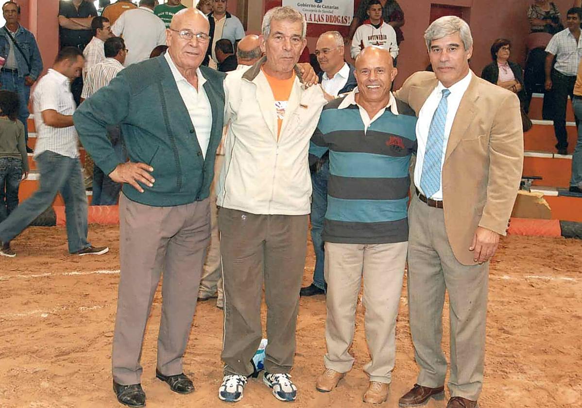 Imagen principal - «El reconocimiento oficial a los Barranquera es algo que ilusiona a toda la lucha canaria»