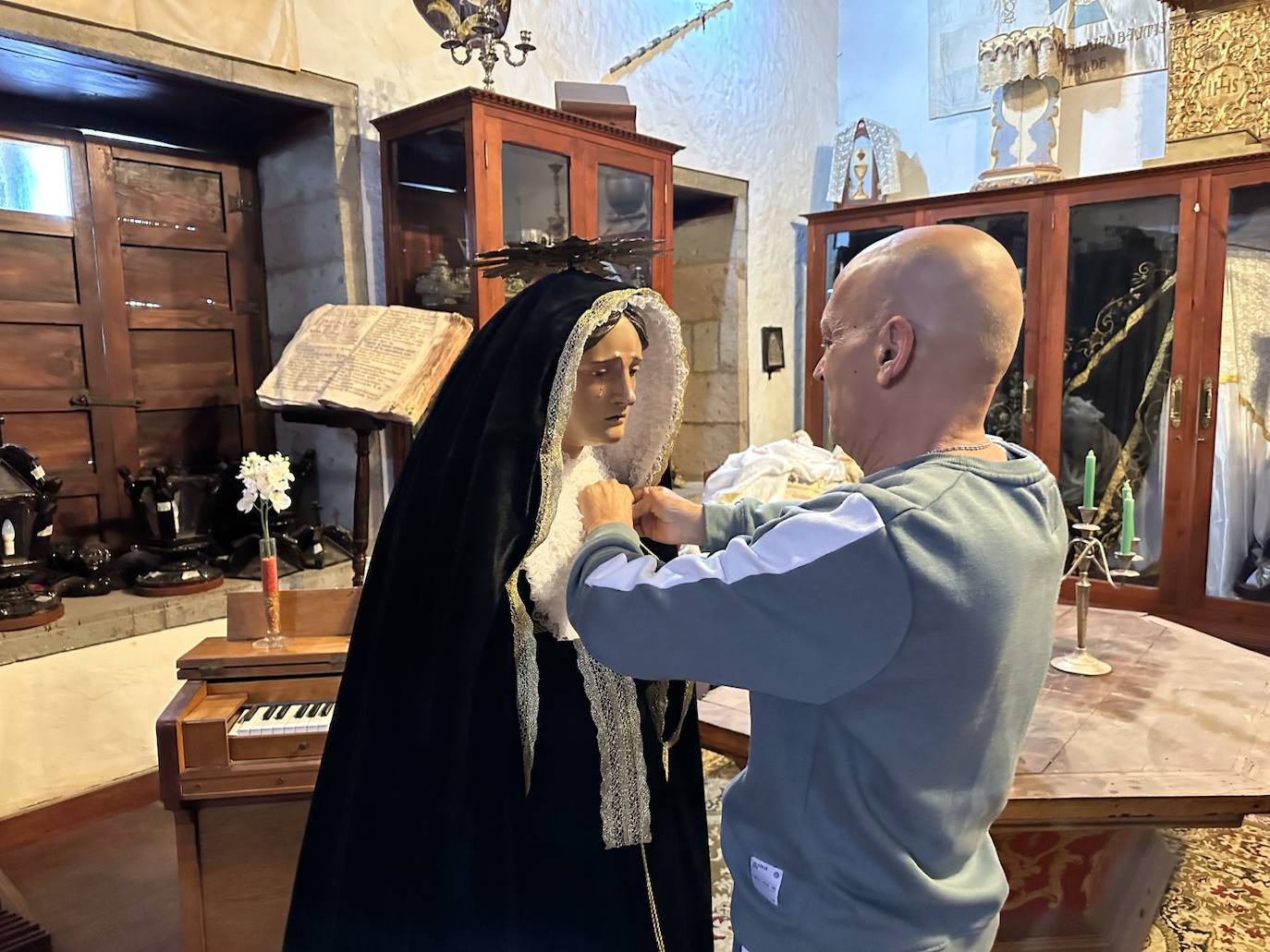 Segundo Amador, en plena faena durante los preparativos.