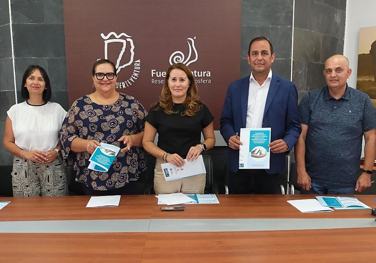 Cabildo y Ayuntamiento de Tuineje, en la firma de la disposición del suelo para la futura residencia.