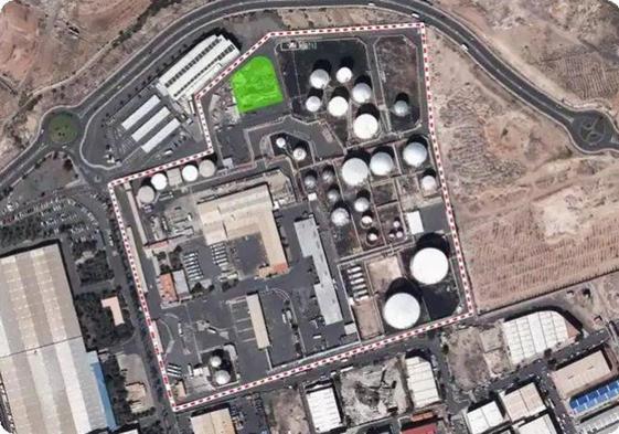 La mancha verde marca la ubicación de la planta de hidrógeno dentro de la parcela de DISA.