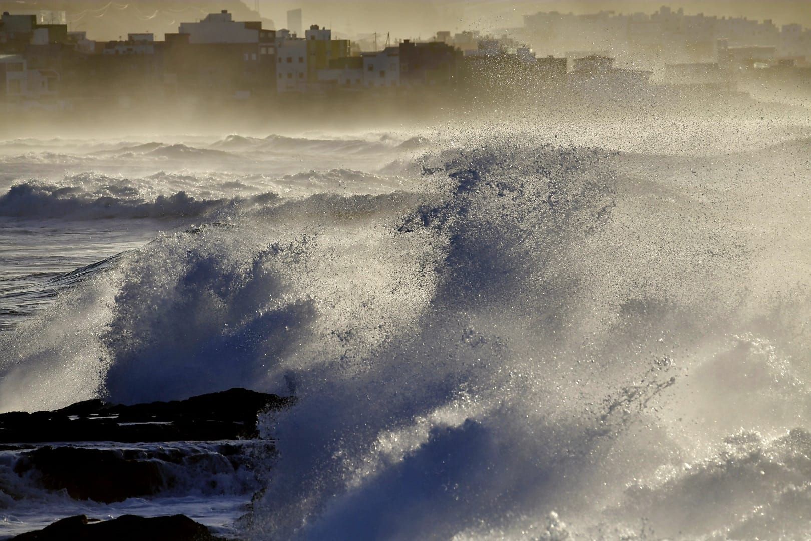 Las olas ofrecen un espectáculo en El Puertillo