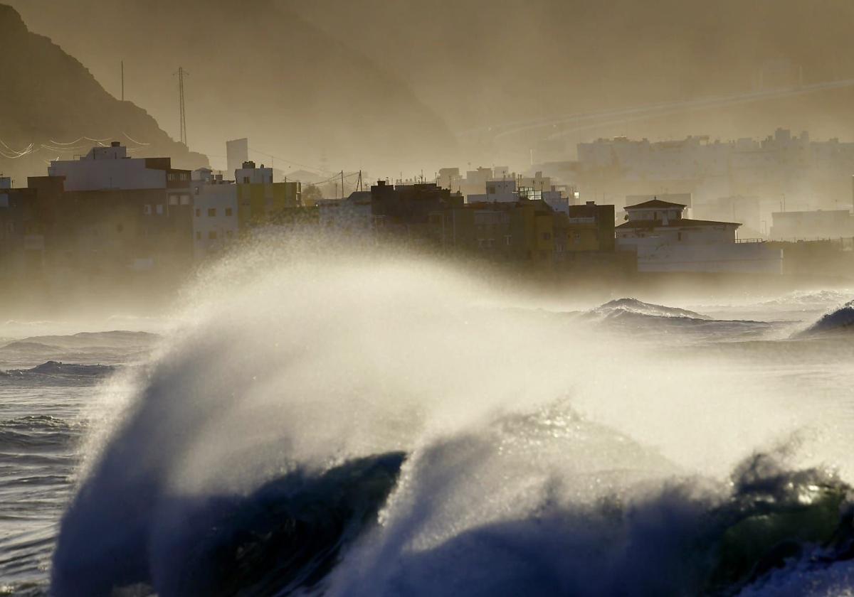 Las olas ofrecen un espectáculo en El Puertillo
