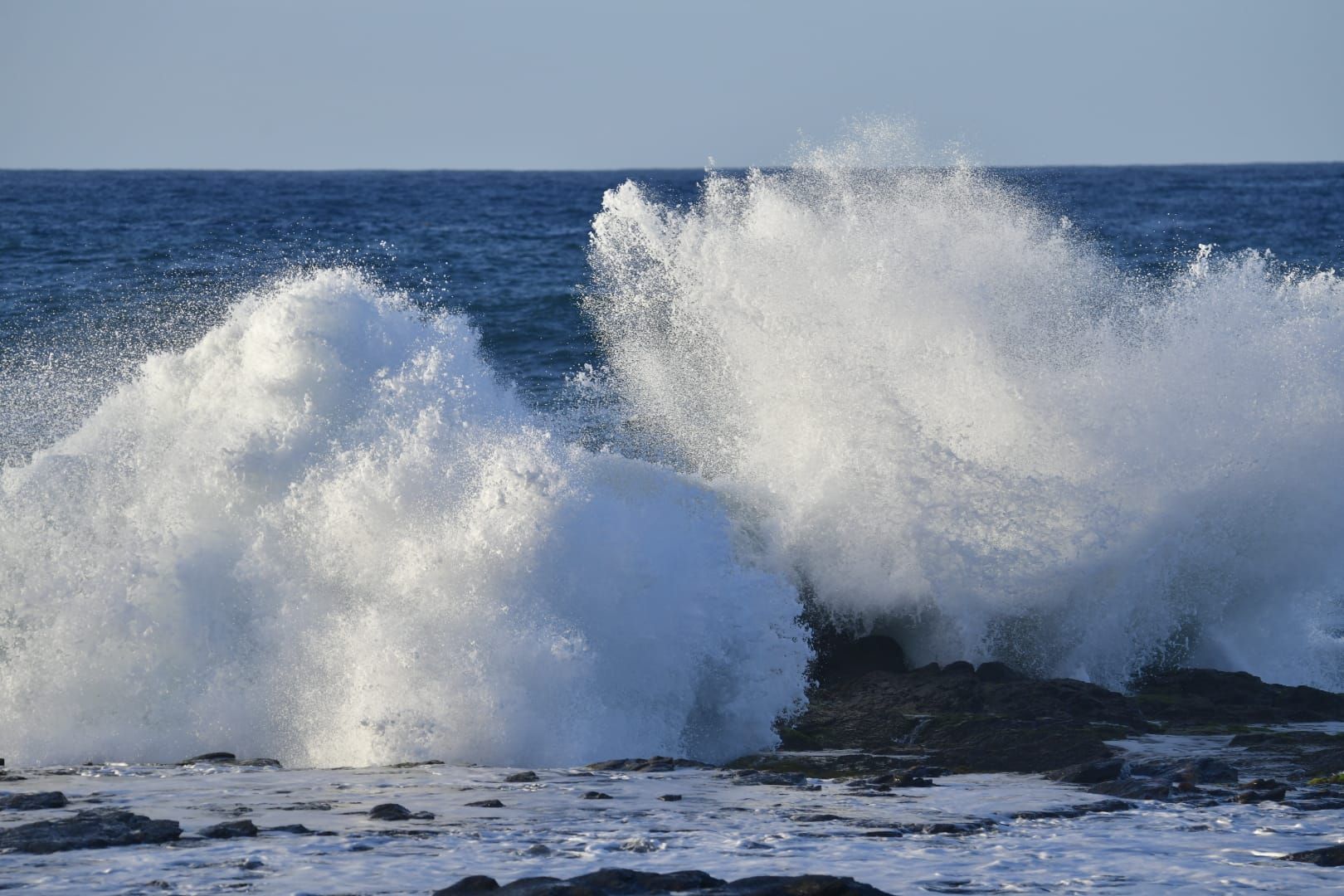 Las olas ofrecen un espectáculo en El Puertillo