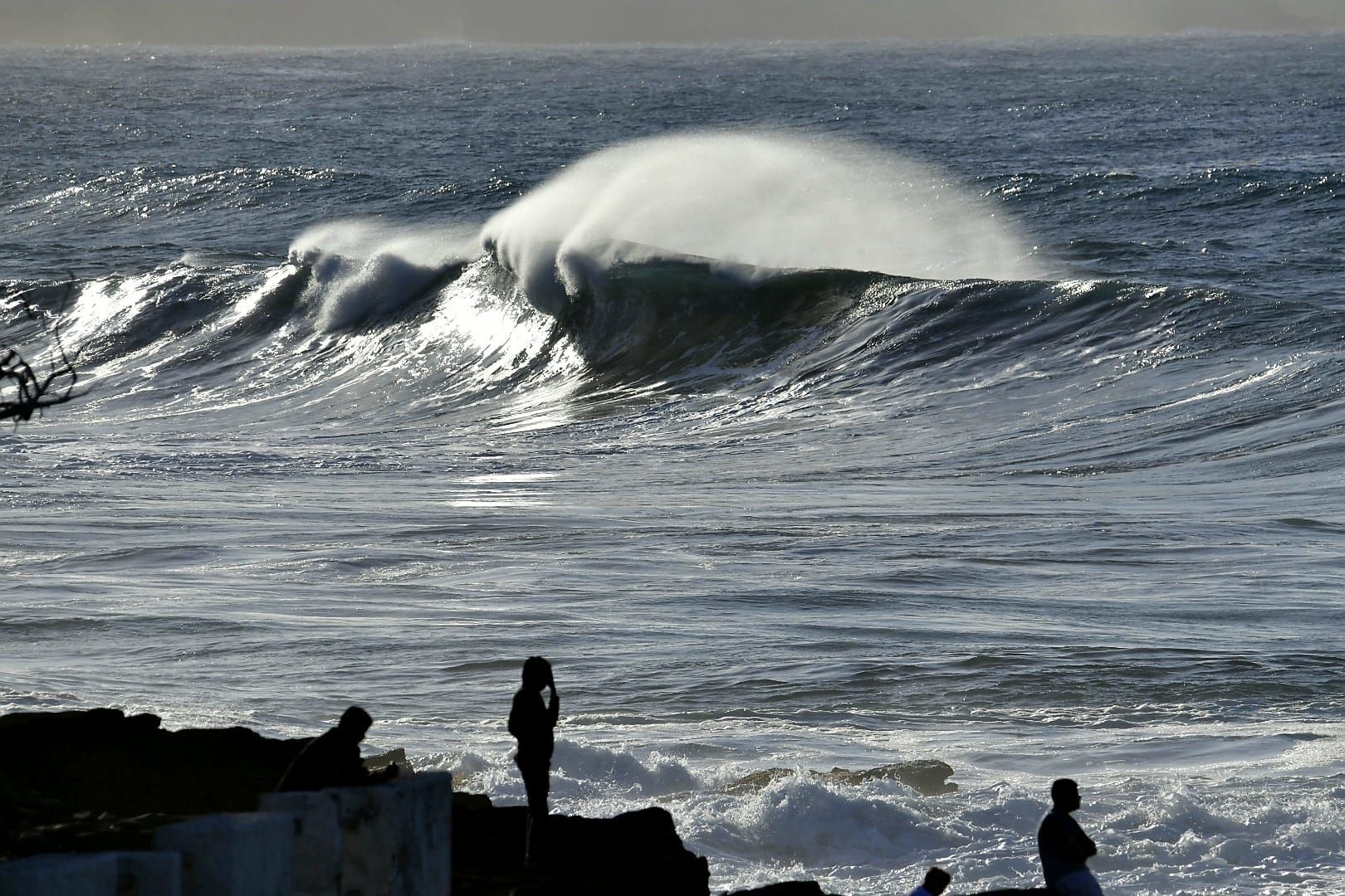 Las olas ofrecen un espectáculo en El Puertillo