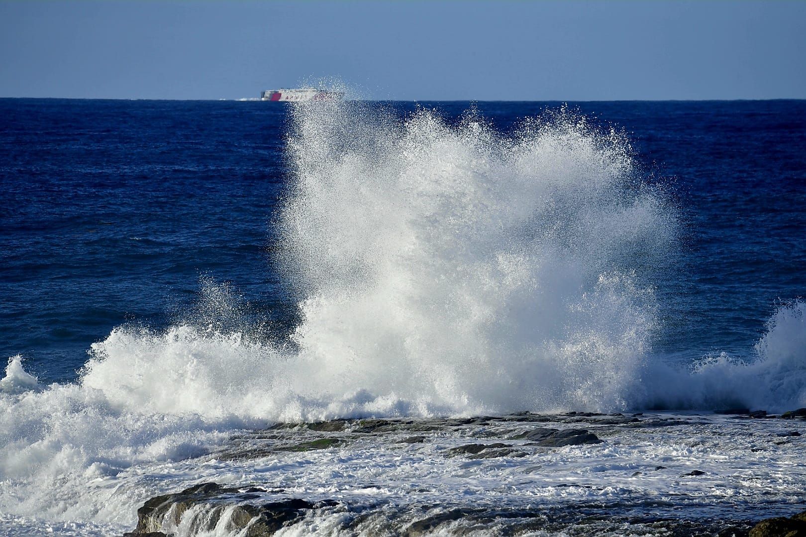 Las olas ofrecen un espectáculo en El Puertillo
