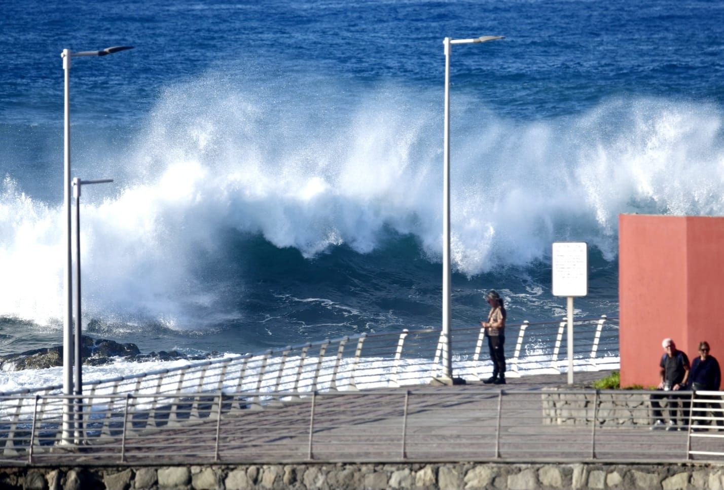 Las olas ofrecen un espectáculo en El Puertillo