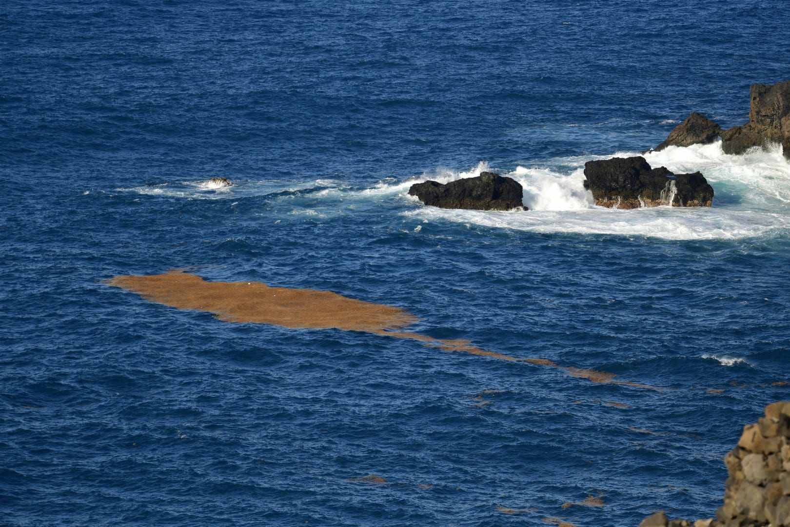 Las olas ofrecen un espectáculo en El Puertillo