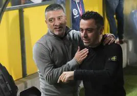 García Pimienta y Xavi, antes del partido de la primera vuelta en el Gran Canaria en enero.