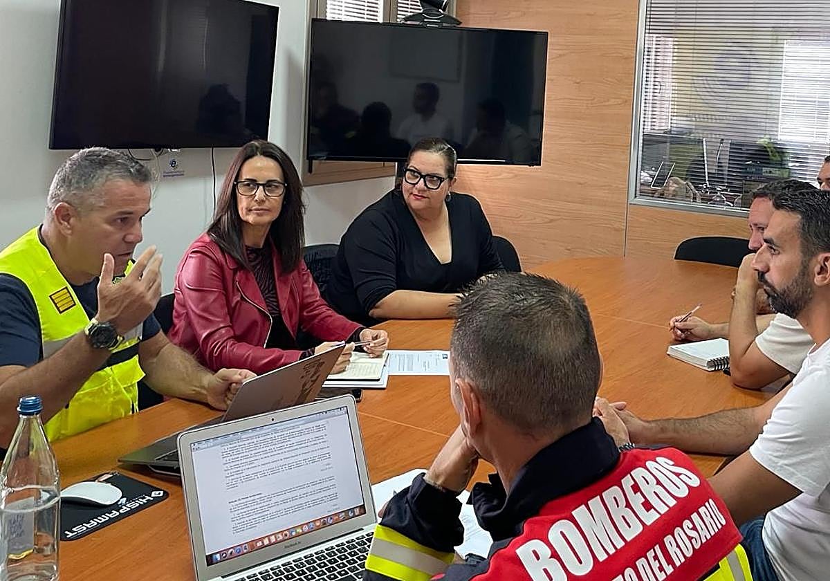 La consejera Lolina Negrín presidió la reunión de los servicios de emergencia.