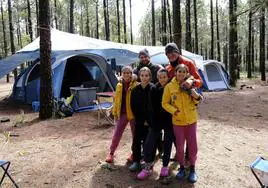 Juan y Manuel junto a las niñas Inés, Valeria, Mar y Paula, en los Llanos de la Pez.