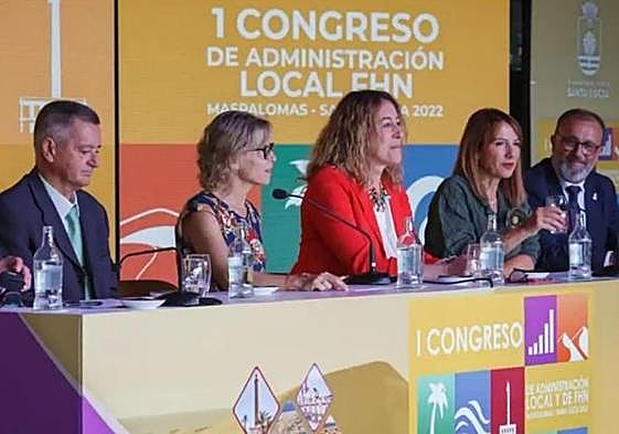 Mesa presidencial en el congreso. Narváez, segunda por la izquierda, y Francisco García, primero de la derecha.