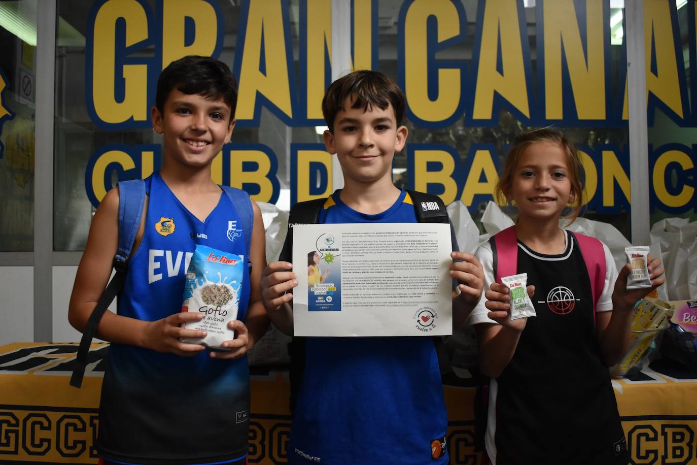 Los más pequeños posan con productos de la tierra.