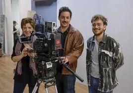 De izquierda a derecha, Mari Carmen Sánchez, Sebastián Alvarado y Willy Suárez, junto a una de las cámaras del Instituto del Cine Canarias.