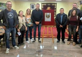 El alcalde Matías Peña y Neri Brito, presidenta de Mafasca, con los miembros del jurado y el cartel ganador.