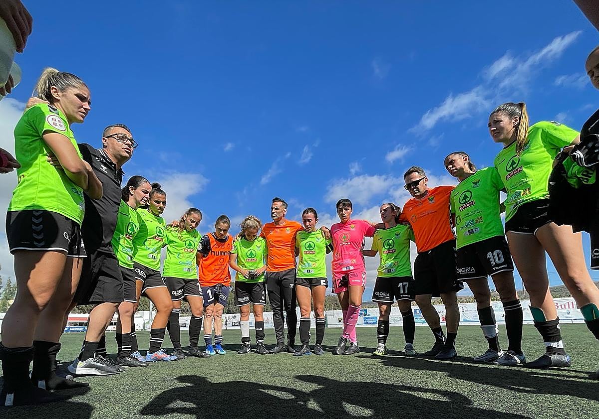 Imagen principal - El precio del fútbol femenino en Canarias