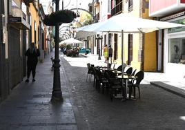 Imagen de terrazas en la calle Capitán Quesada, en el casco de Gáldar.