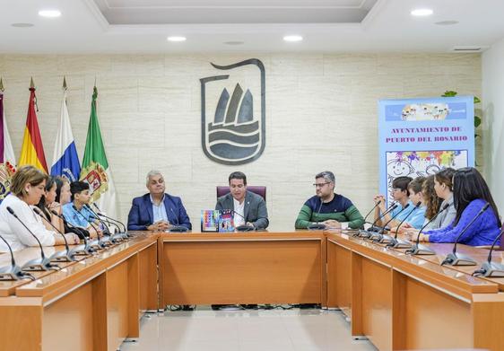 El alcalde David de Vera y el edil Juan Jiménez, con los chicos que acudieron a la presentación del plan municipal.