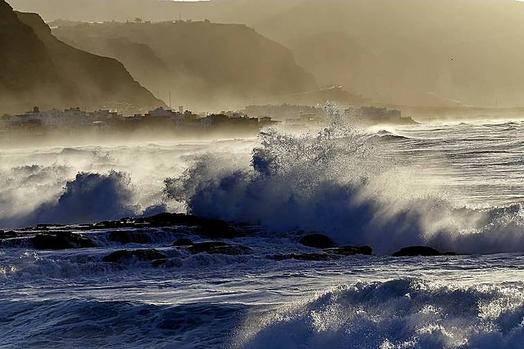 Fuerte oleaje este Jueves Santo en Gran Canaria.