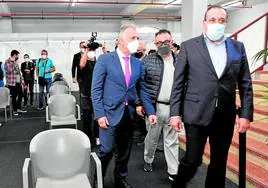 Ángel Víctor Torres, Conrado Domínguez y Blas Trujillo, en una visita a Infecar, convertido en centro de vacunación durante la pandemia.