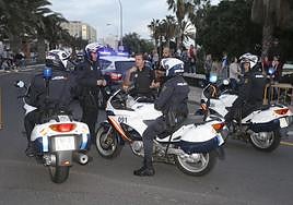 Agentes de la Policía Nacional en un servicio callejero en Arrecife.