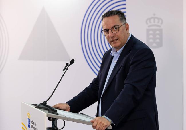 The Minister of Education, Poli Suárez, during a speech in the Canarian Parliament.